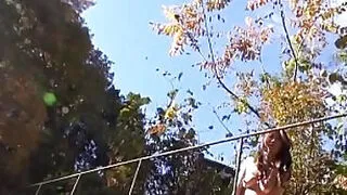 Die japanische Brünette Maki Hojo ist nackt und masturbiert im Freien.