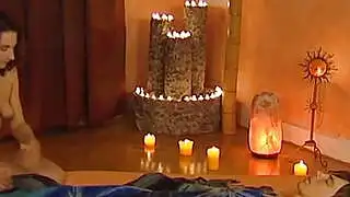 亚洲熟女放松她的白人情人