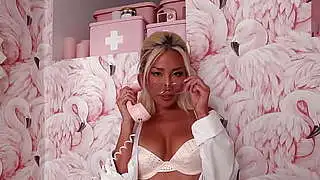 Die Asiatin Jennie Rose mit Brille sieht umwerfend aus und zeigt ihren heißen Körper.