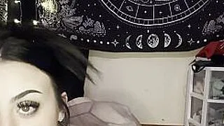 ¿Te gusta cuando abro y muevo mi gordo culo de adolescente gótica para ti?
