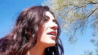 Kinky Wandern vor hartem Schwanzreiten, damit die asiatische Teenagerin Sawyer Cassidy hart gefickt werden konnte.