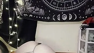 Me compré lencería nueva y te estoy mostrando mi trasero gordo de adolescente gótica.