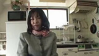 Olgun Asyalı esmer, çok kıllı vajinası olan Makiko Nakane bir adamla eğleniyor.