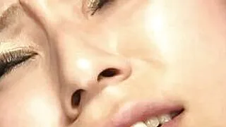Geile asiatische Bombe Sakura Kiryu bekommt Vibratorstimulation vor einem umwerfenden Fick
