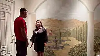 Hermosa MILF asiática, esposa ardiente con grandes pechos naturales, es sorprendida con un pene grande y blanco sin protección durante un masaje tántrico.