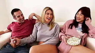 金发熟女继母和亚裔少女继女被新邻居随意玩弄 - Ella Reese&mina Luxx