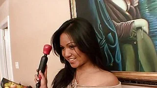 Die sexy junge Asiatin Lana Violet mit perfekten Brüsten lässt sich ihre rasierte Muschi hart ficken.