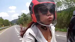 Thailändische Amateur-Teenagerin mit großem Po hat heißen Sex in der Öffentlichkeit in einem Café.