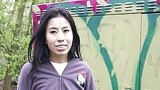 DEUTSCHER SCOUT - Winzige 43 kg, halbasiatische Teenagerin, die für ihr erstes Casting-Abenteuer aufgegabelt wurde