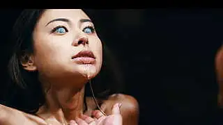 セクシーな儀式が、理性を失ったセクシーなアジア人女性たちの熱いレズビアンセックスへと発展する