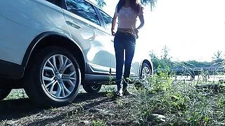 Parada para orinar - Urgente micción al aire libre y sexo oral por parte de la chica asiática Tina en vaqueros azules