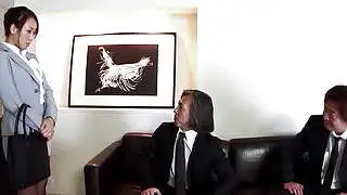 Asiatische Büroangestellte unterhält sich über DP und Anal-MMF-Dreierfick von zwei älteren Männern