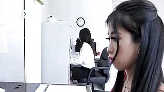 Putas asiáticas oxidadas de oficina follan con el JEFE BLANCO