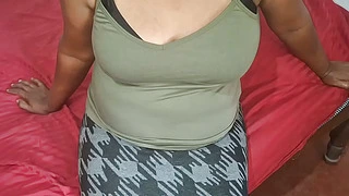 Mujer asiática relajándose sola